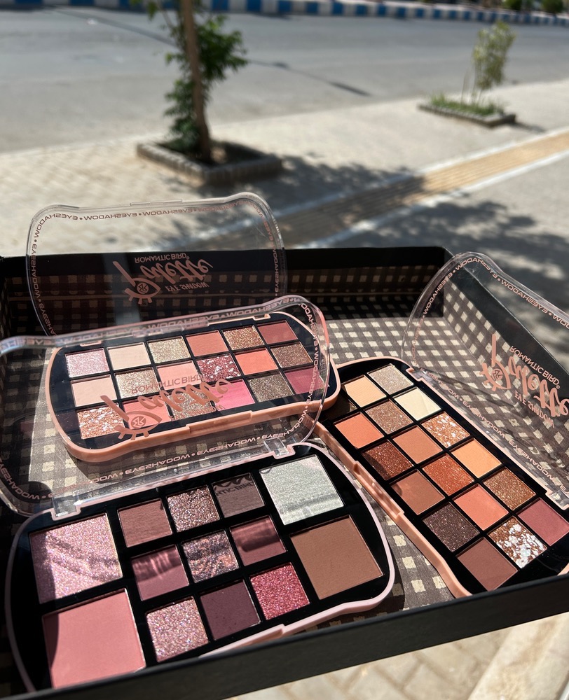 سایه چشم و رژگونه